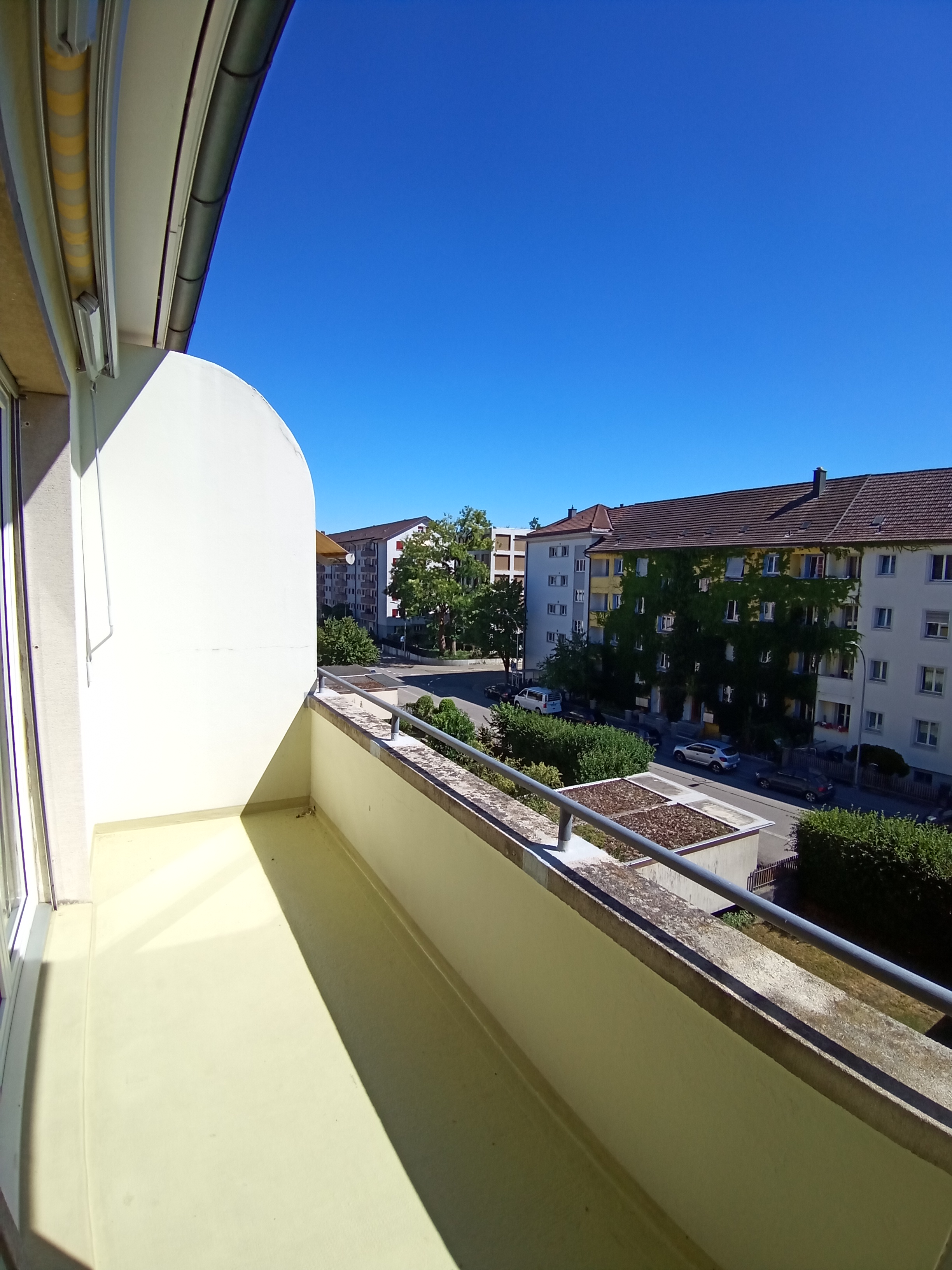 images/fotos/roetiquai34-2.og-rechts/Balkon%20sud.jpg#joomlaImage://local-images/fotos/roetiquai34-2.og-rechts/Balkon sud.jpg?width=2448&height=3264