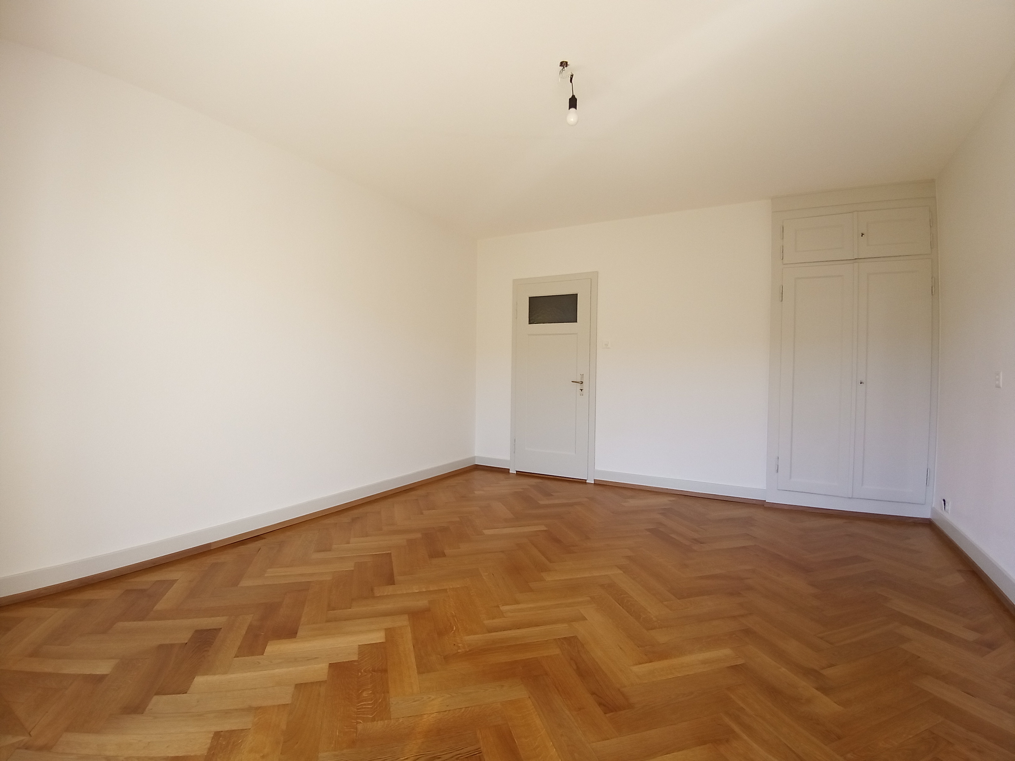 images/fotos/roetiquai34-2.og-rechts/Zimmer%20links%204.jpg#joomlaImage://local-images/fotos/roetiquai34-2.og-rechts/Zimmer links 4.jpg?width=3264&height=2448